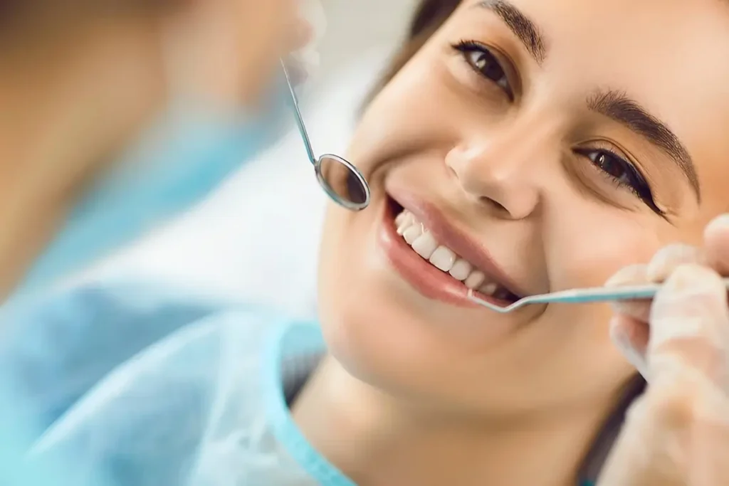 كيف تبدأ تنظيف الاسنان في وما هي الفوائد؟